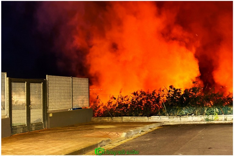 Incendio nelle campagne a Margherita di Savoia: fiamme a ridosso delle villette di Isolaverde. <span>Foto Fotografoamico</span>