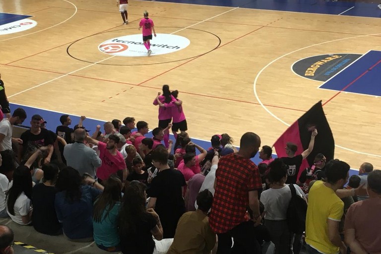 L'esultanza delle rosanero al gol del 2-1. <span>Foto Luca Ferrante</span>