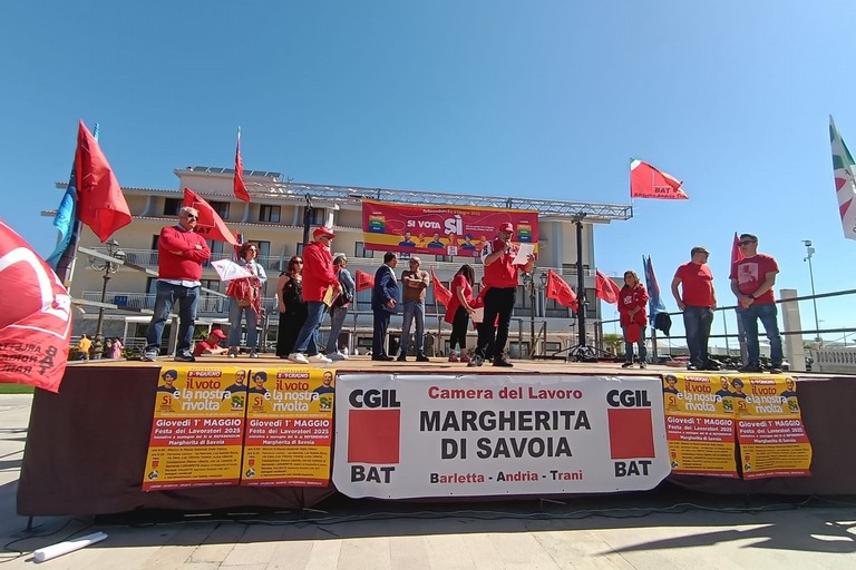 Sit-in al Comune per la chiusura temporanea dell'ufficio postale