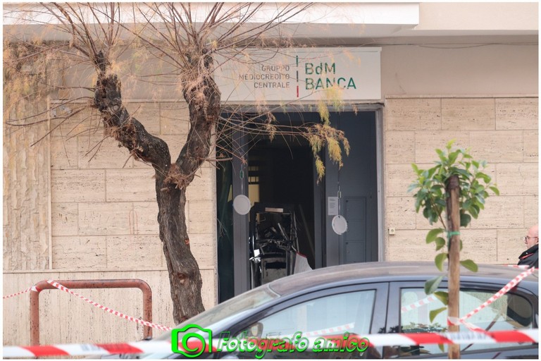 Doppia esplosione al bancomat in via Africa Orientale. <span>Foto Fotografo Amico</span>