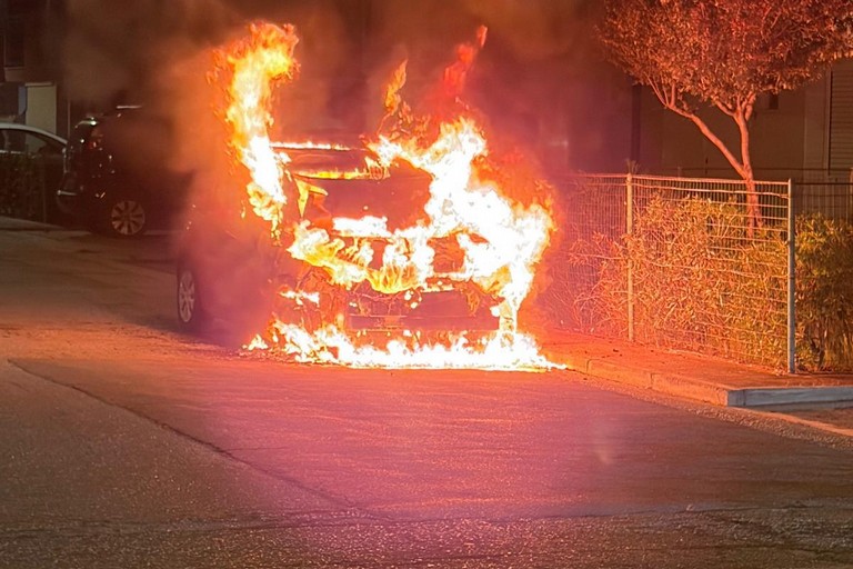 Auto della moglie del presidente lodispoto in fiamme